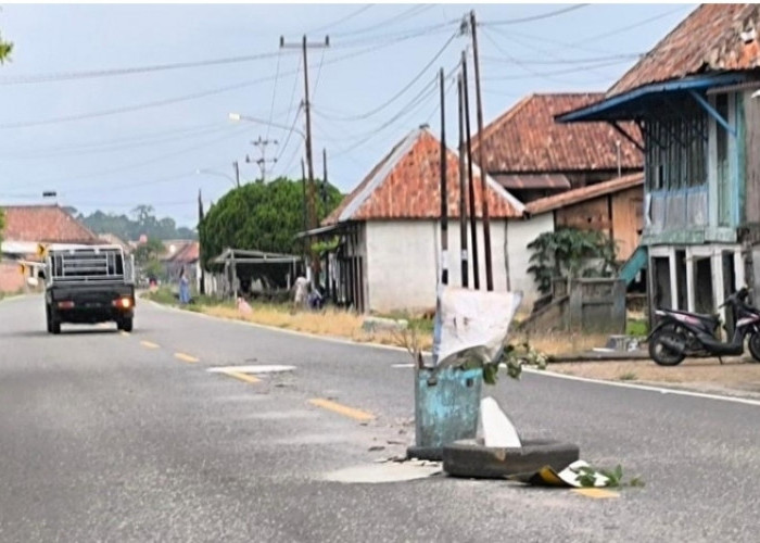 Hindari Kecelakan, Warga Sanga Desa Perbaiki Swadaya Kerusakan Jalinteng Sekayu - Lubuk Linggau