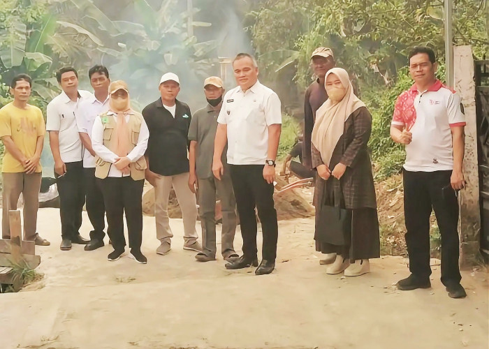 Tinjau Jalan Cor Dana Kelurahan, Camat Sungai Lilin Pastikan Pembangunan Rampung 100 Persen