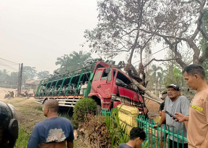 Truk Fuso Bermuatan Motor Hantam Pagar SMPN 1 Sungai Lilin dan Tiang Listrik, Aliran Listrik Padam
