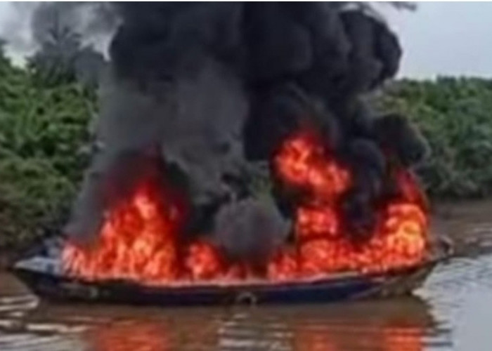 Kapal Diduga Bawa Minyak Mentah Terbakar di Sungai Dawas 