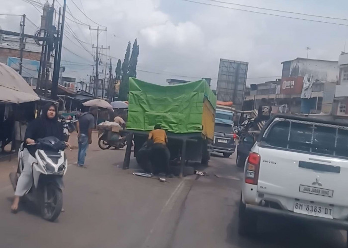 Truk Rusak di Pasar Sungai Lilin, Jalintim Palembang–Jambi Sempat Lumpuh dan Macet Panjang
