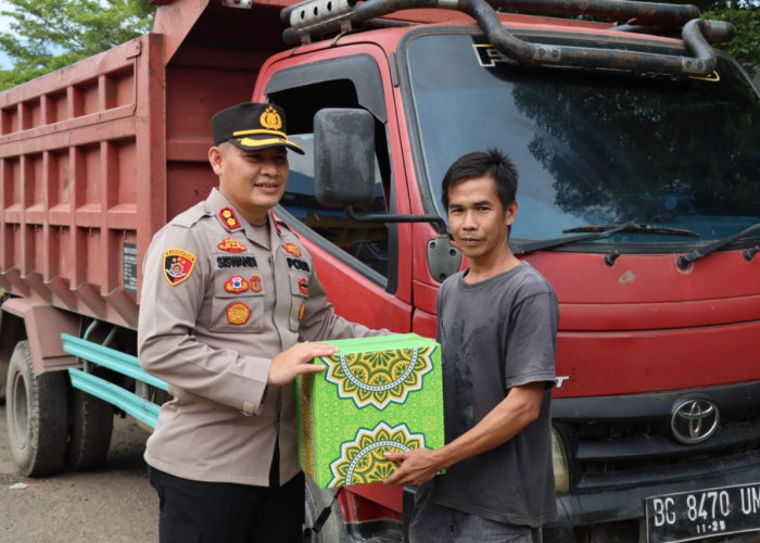 Ringankan Beban Masyarakat, Kapolres Bagikan Paket Sembako