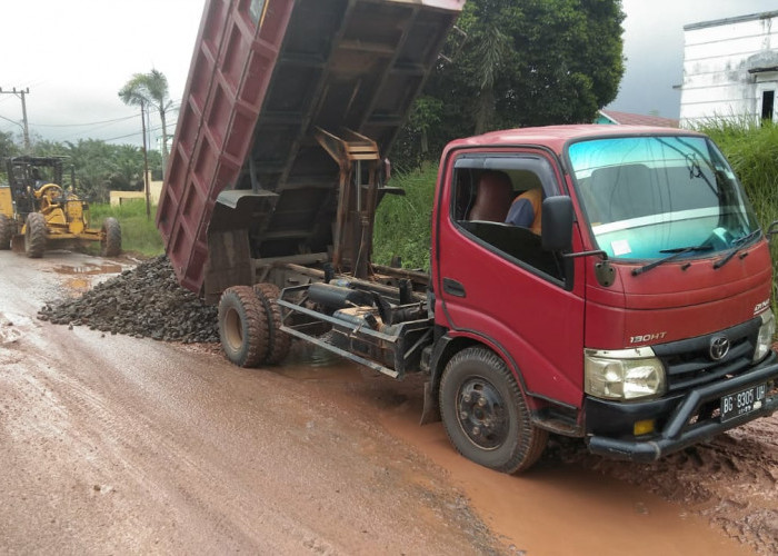 Dua Jalan Antar Kecamatan di Musi Banyuasin di Perbaiki, Bupati Himbau Pihak Perusahaan Jangan Acuh