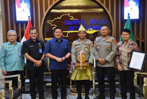 Terima Kalpataru Tingkat Nasional, AIPDA Dodi Dihadiahi Umroh Oleh Herman Deru