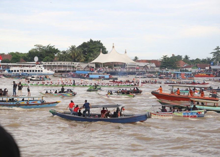 Lomba  Perahu Bidar Tadisional dan Perahu Hias  Memperebutakan Piala Gubernur  Berhasil Sedot Ribuan Penonton