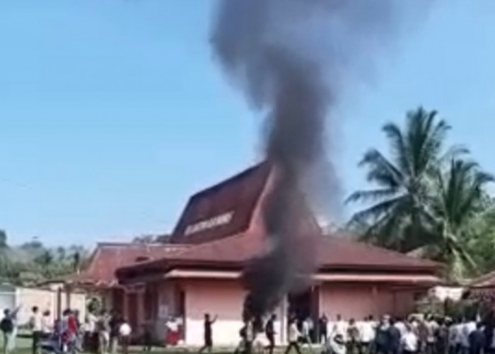 Warga Ulu Rawas Marah, HUT Kemerdekaan Tidak Meriah, Geruduk Kantor Camat dan Bakar Ban