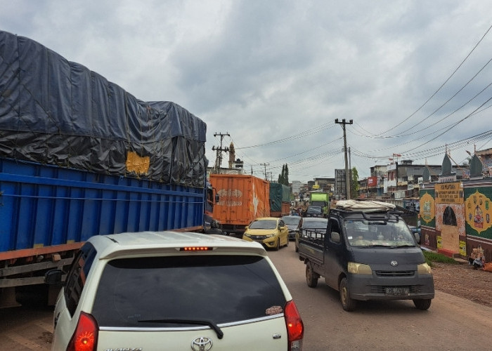 Mulai Terjadi Kepadatan Arus Lalu Lintas di Pasar Sungai Lilin, Masih Didominasi Kendaraan Angkutan