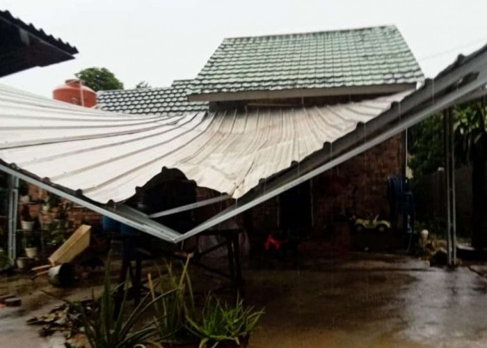 Puluhan Rumah di Prabumulih Rusak Akibat Angin Puting Beliung