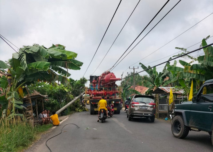 Jalan Sekayu Betung di Desa Epil Macet Panjang, Akibat Tiang Listrik Patah 