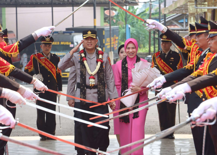 Tradisi Pedang Pora Warnai Momen Haru Pelepasan AKBP Ruri Prastowo di Mapolres Muba  ​