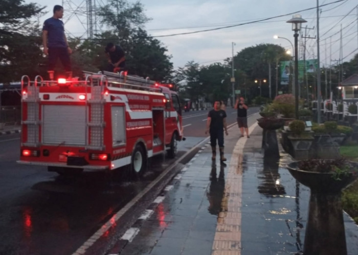 Respons 2 Menit, Damkar Sekayu Padamkan Kebakaran Taman Depan Kantor Pemkab Muba