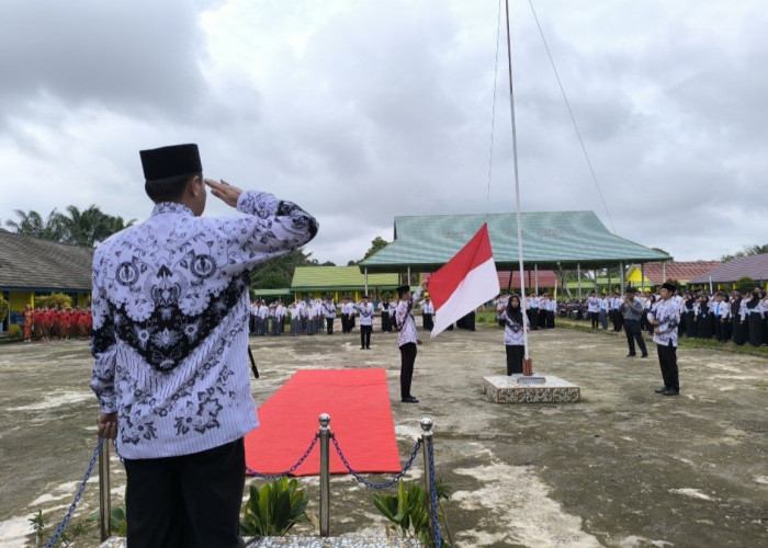 Upacara HUT PGRI ke-79 dan HGN 2024 di Sanga Desa Berlangsung Khidmat