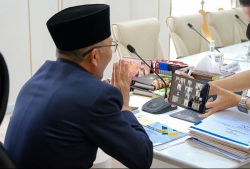 Pj Bupati Apriyadi Sempatkan Sapa Jemaah Haji asal Muba Lewat VC