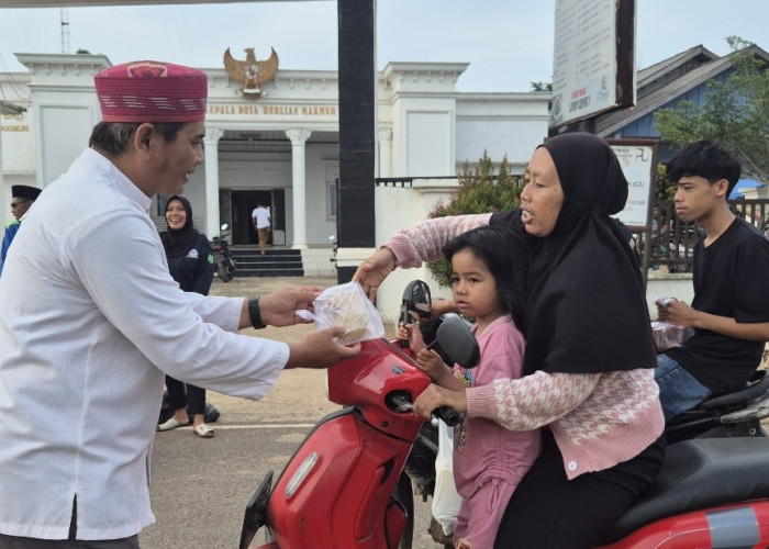Ramadan 2026, Pemdes Berlian Makmur Gelar Kegiatan Berbagi Takjil Gratis untuk Pengendara