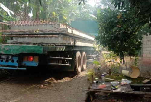 Truk Trailer 20 Ton Nyasar sehingga Menyebabkan Kerusakan Fasilitas Umum 