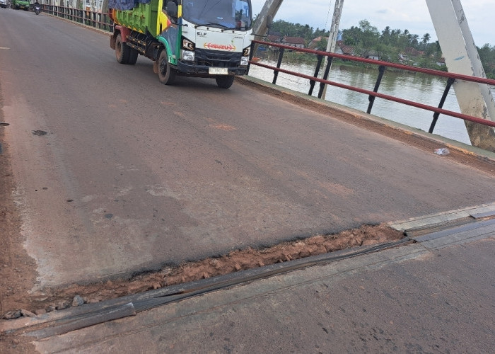Besi Sambungan Jembatan Sungai Lilin Hilang Lagi, Lubang Menganga Ancam Keselamatan Pengendara