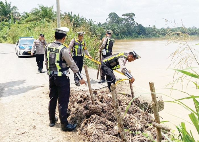 Jalan Tergerus Sungai Rawas, Akses Vital Karang Dapo–Rawas Ilir Terancam Lumpuh