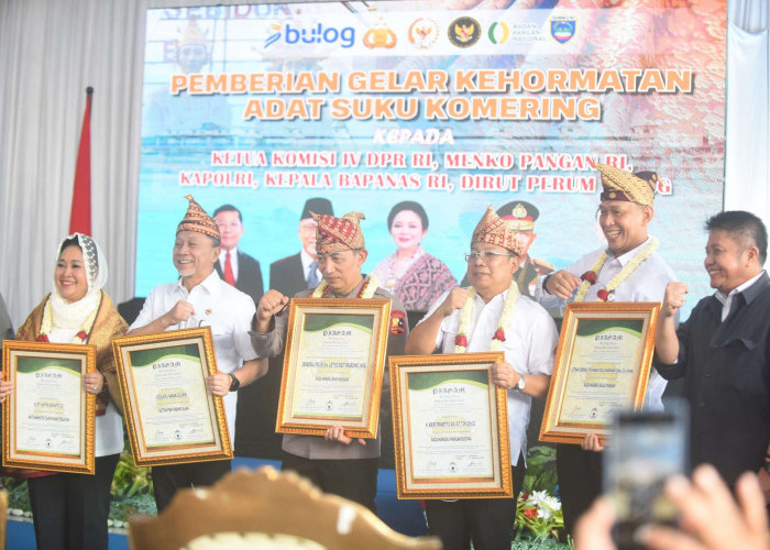 Lima Tokoh Nasional Dianugerahi Gelar Adat Komering di OKU Timur