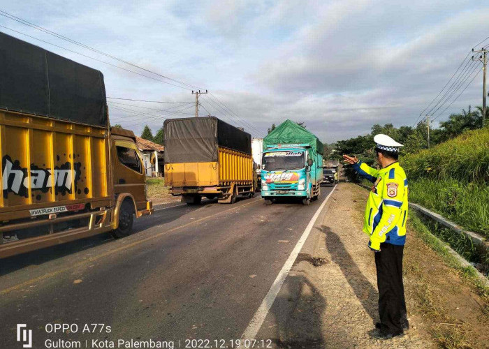 Hingga Pagi Ini Arus Lalu Lintas Jalintim di Musi Banyuasin Masih Macet, Antrian Kendaraan Lebih Dari 5 KM