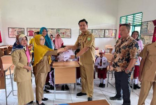 Kades di Kecamatan Lais Ini,  Bagikan Seragam Sekolah Secara Gratis