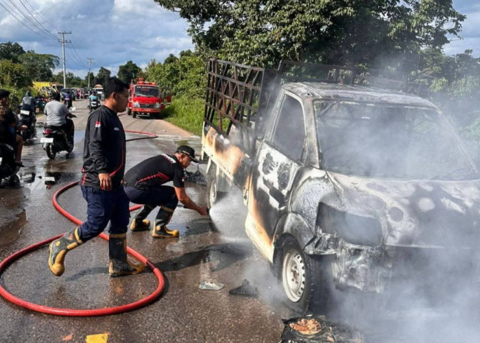Mobil Terbakar di Babat Toman, Damkar Muba Bergerak Cepat Amankan Lokasi