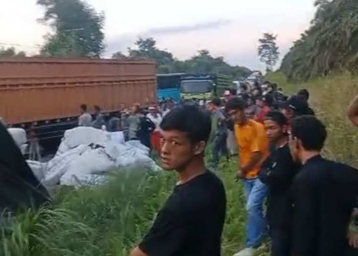 Truk Fuso Terbalik di Jalintim Palembang–Jambi, Kembali Picu Kemacetan Panjang
