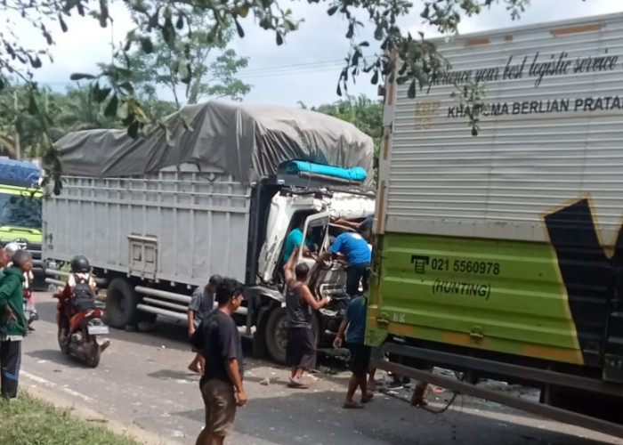 Truk Hino Tabrak Tronton Mogok di Jalan Lintas Sumatera, Sungai Lilin Macet Panjang