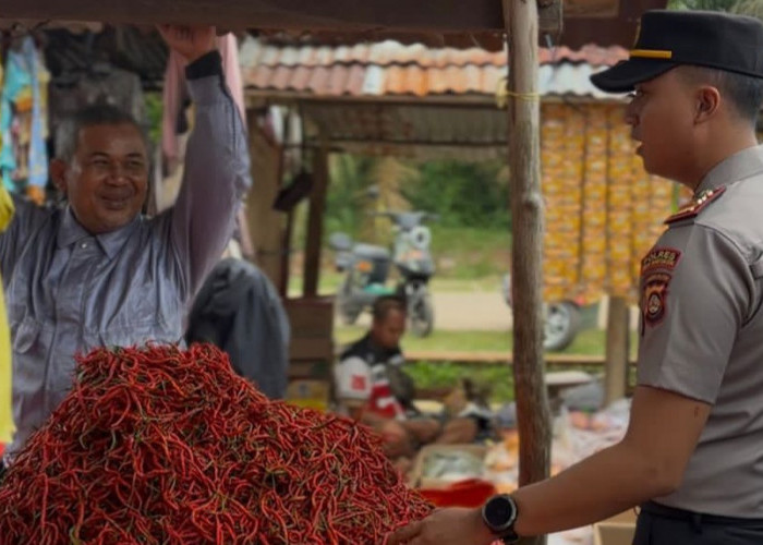 Kapolsek Babat Supat Turun ke Pasar, Patroli Dialogis Pastikan Harga Sembako Stabil dan Situasi Aman