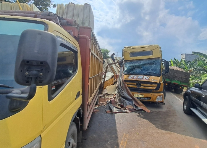 Fuso Box Tabrak Truk, Jalintim Macet Panjang