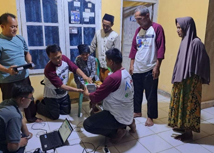 Dukcapil Muba Jemput Bola, Lakukan Perekaman Biometrik ke Rumah Warga Lansia di Linggosari Sungai Lilin
