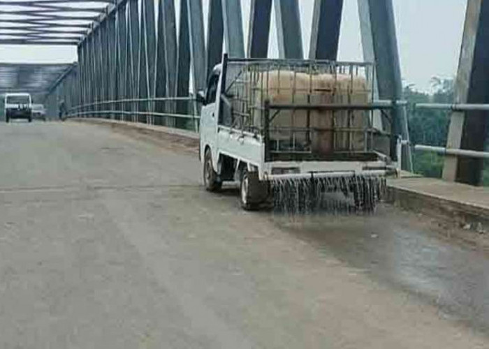 Kurangi Debu, Jembatan Muara Rawas Rutin Disiram Air