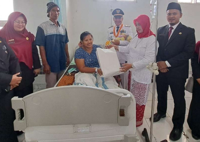 Bayi Dari Sukadamai Baru Ini Lahir di Hari Kemerdekaan, Camat dan Manajemen RSUD Sungai Lilin Beri Bingkisan