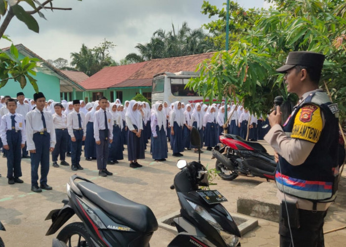 Antisipasi Kasus Bullying, Bhabinkamtibmas Polsek Sandes Lakukan Pembinaan Pada Siswa Sekolah