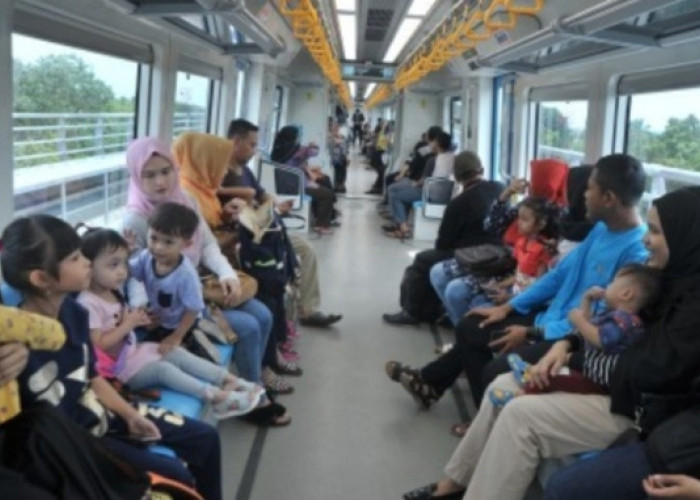 Hari Pertama Tahun 2023, Masyarakat Antri Naik LRT di Palembang