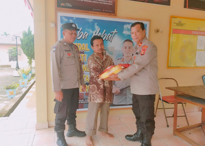 Ringankan Beban Masyarakat, Polsek Plakat Tinggi Bagikan Sembako         