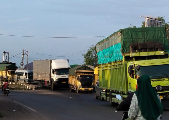 Pasar Tumpah Picu Macet Pagi di Sungai Lilin, Jalintim Palembang–Jambi Padat Merayap