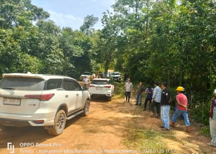 Camat Sungai Keruh Tinjau Langsung Tumpahan Minyak di Sungai Dua