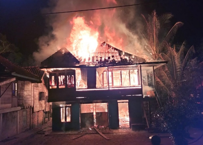 Diduga Korsleting Listrik, Satu Rumah dan Mobil di Ulak Paceh Hangus Terbakar 