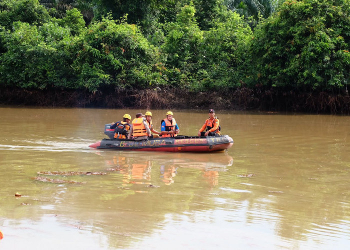 'Keroyokan' Bersihkan Sungai Terdampak Ilegal Drilling di Muba