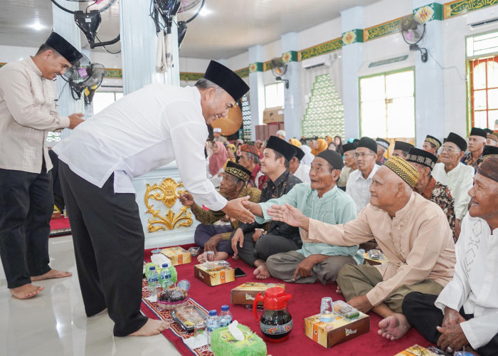 Sekda Apriyadi Hadiri Isra Miraj, Warga Teluk Kijing Ucapkan Terima Kasih