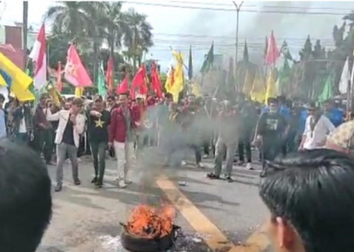 Massa Elemen Mahasiswa Bakar Ban di Simpang Charitas