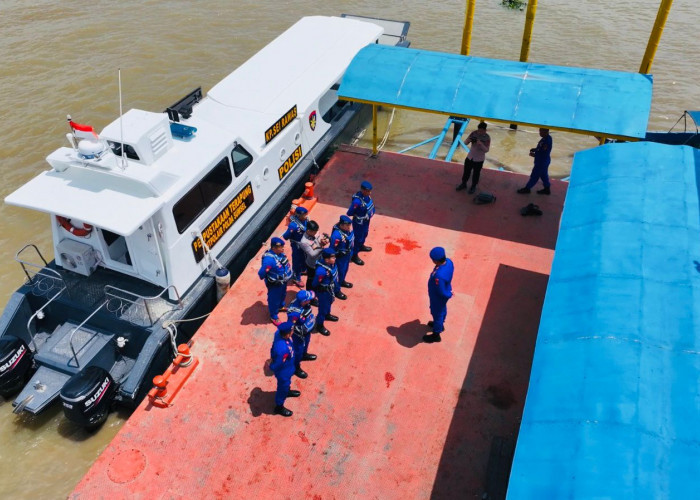 Jalankan Misi Kemanusiaan, Dirpolairud Polda Sumsel Kirim KM LCT, Bantu Penyeberangan di Lalan