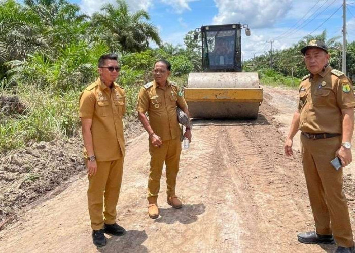 Instruksi Bupati Muba Berbuah Aksi, Warga dan Perusahaan Gotong Royong Bangun Jalan Desa