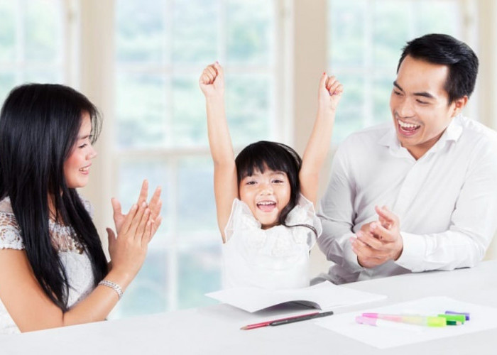 Meski Bisa Membuat Senang, Ternyata Ini Dampak Buruk Sering Memuji Anak