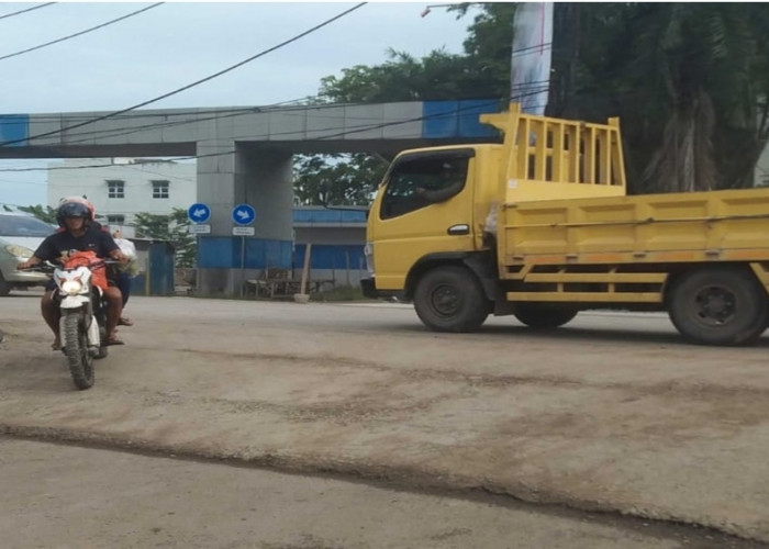 Jalan Cor Beton di Jalan Randik Kota Sekayu Sulitkan Pengendara Motor, Ini Penyebabnya