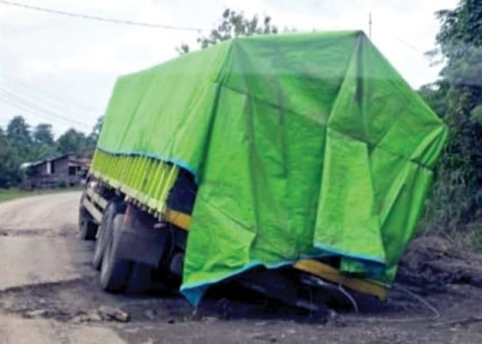 Jalinteng Sekayu–Lubuk Linggau Rusak Parah, Lubang Menganga Ancam Keselamatan Pengendara