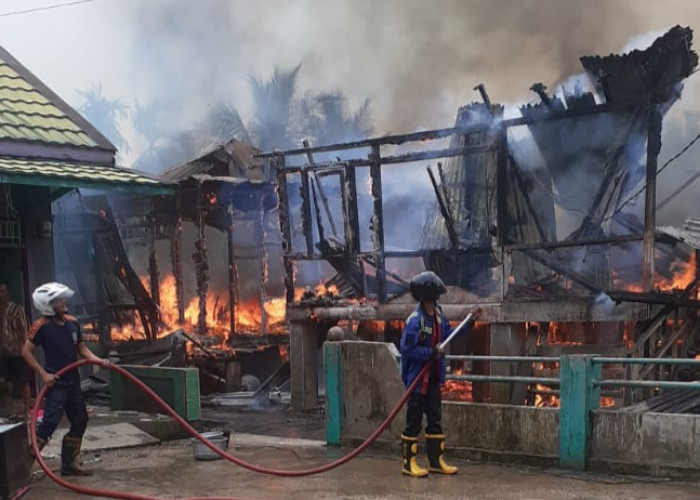 Kebakaran di Kelurahan Bayung Lencir Muba, 2 Rumah Ludes Dilalap Api