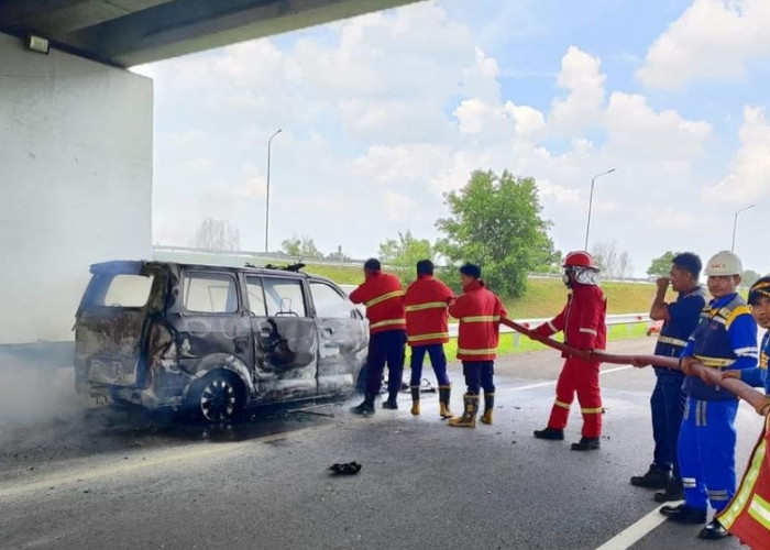 Mobil Ambulans Terbakar di Tol Palindra, Arus Lalu Lintas Dialihkan