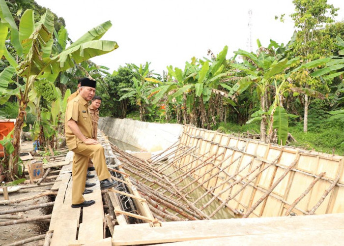 Proyek Pembangunan Dinding Penahan Air di Desa Sukarami di Perpanjang, Kontraktor Dikenakan Denda