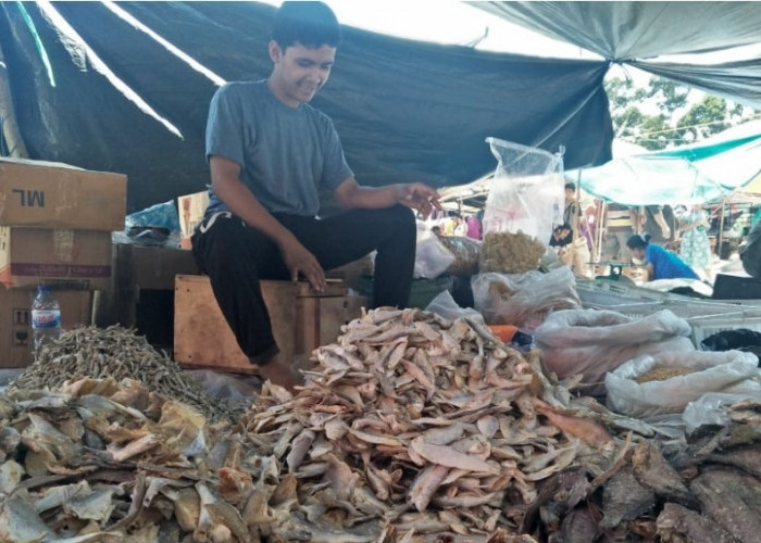 Cuaca Buruk Ganggu Produksi, Harga Ikan Asin di Sanga Desa Meroket